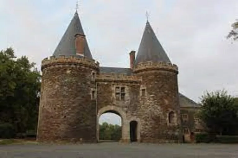 Gesté (49600)