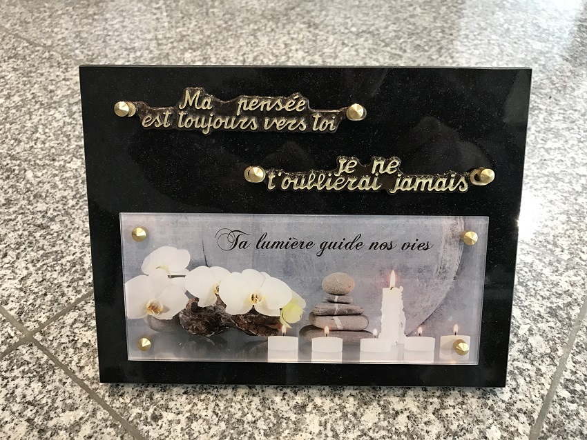 plaque a motif bougies fleurs