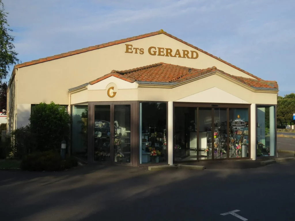 Façade extérieure d'une agence de pompes funèbres et de marbrerie.