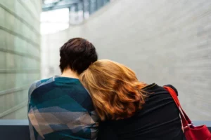 Deux proches se soutenant et se réconfortant pendant une période de deuil