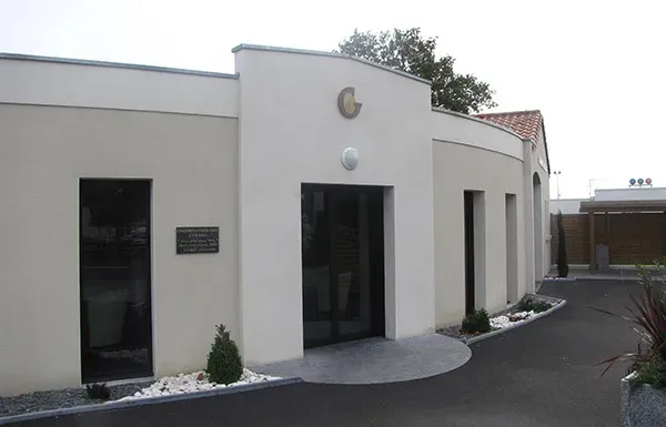 Façade extérieure contemporaine d'une maison funéraire.